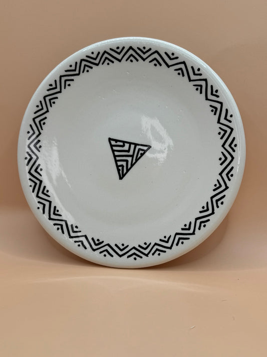 Assiette de présentation blanc et noir motif graphique