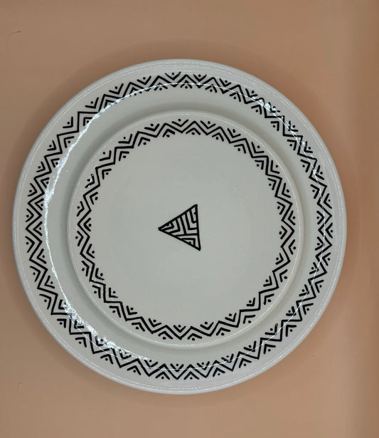Assiette de présentation blanc et noir motif graphique